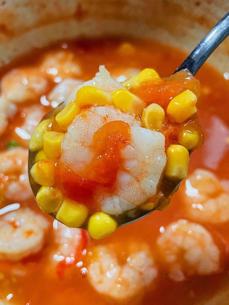 q弹的虾仁和香甜的玉米粒,浸在酸甜的番茄汤里,鲜到掉眉毛!