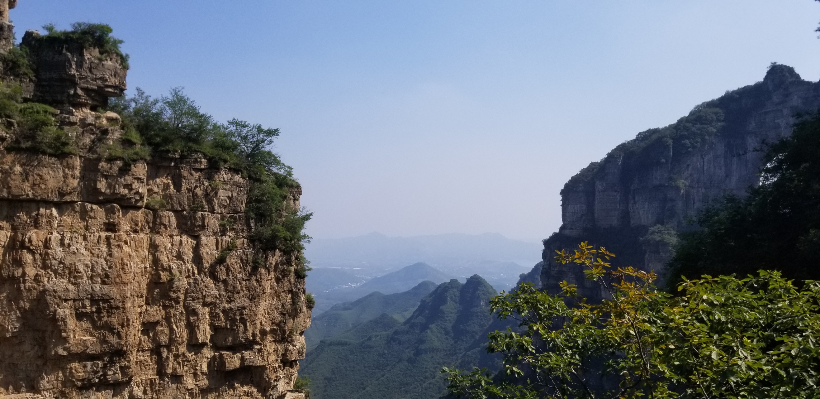 位于河北省保定市易县的蚕姑坨("景区"),属于粗略开发状态(修有登山