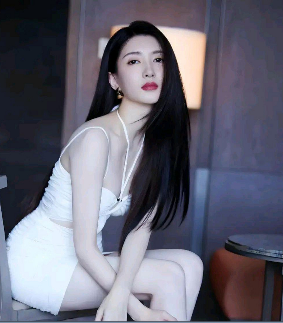 江疏影白色吊带短裙高清写真照,演绎出清纯和性感的完美结合体