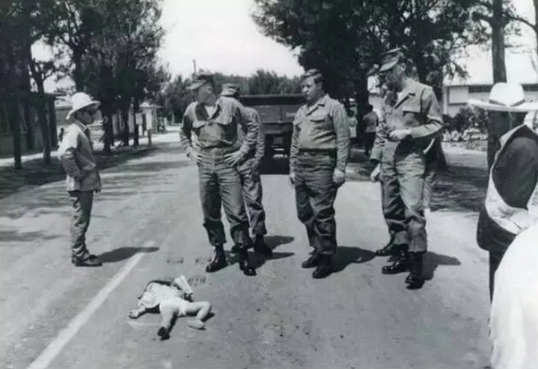 1965年的广西北海边,一个持枪站岗的壮族女民兵,她怀揣一把上着三棱