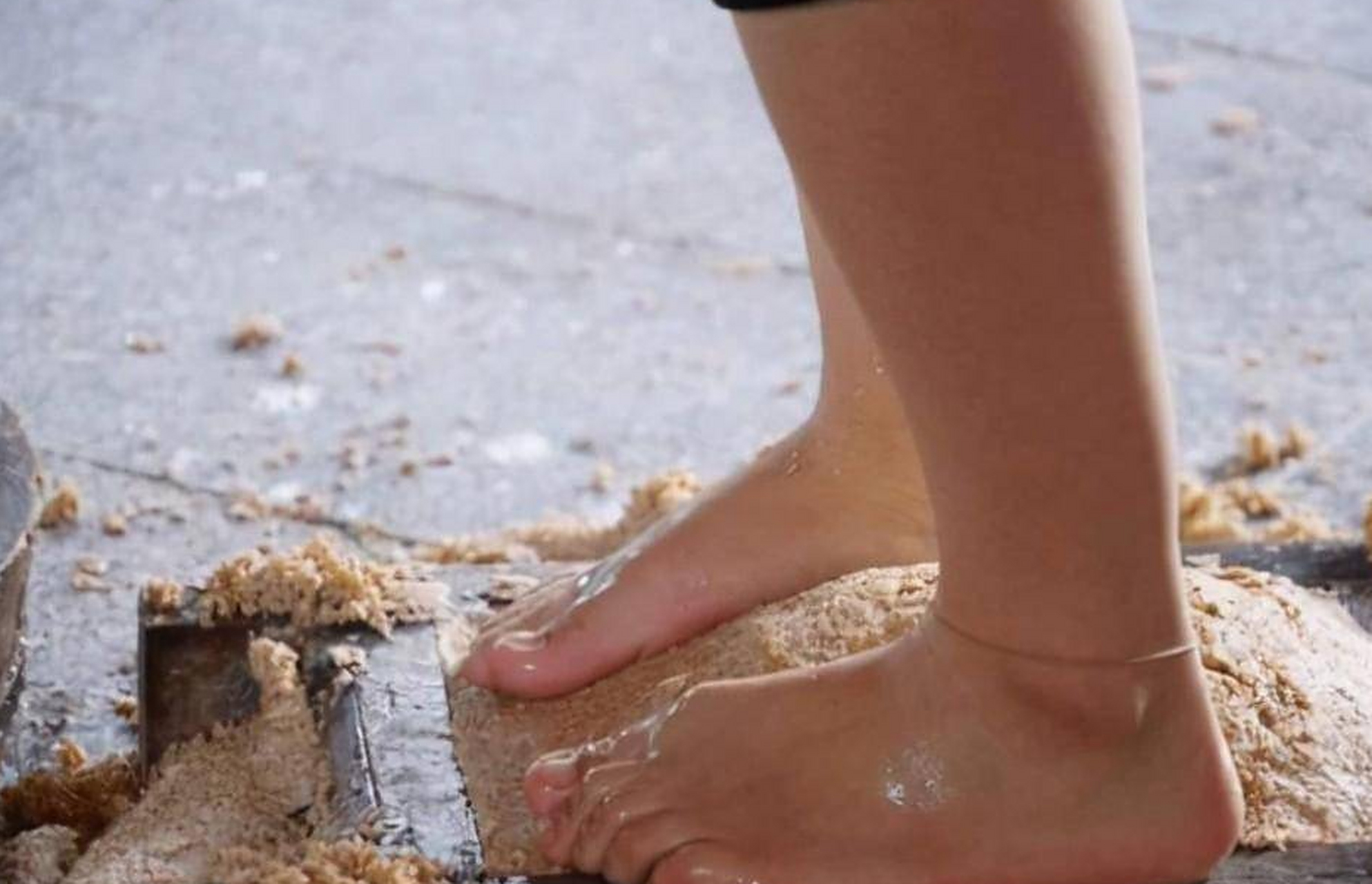 茅台车间操作照意外流出,女员工竟"光脚踩曲",网友神评:辣眼 最近,在