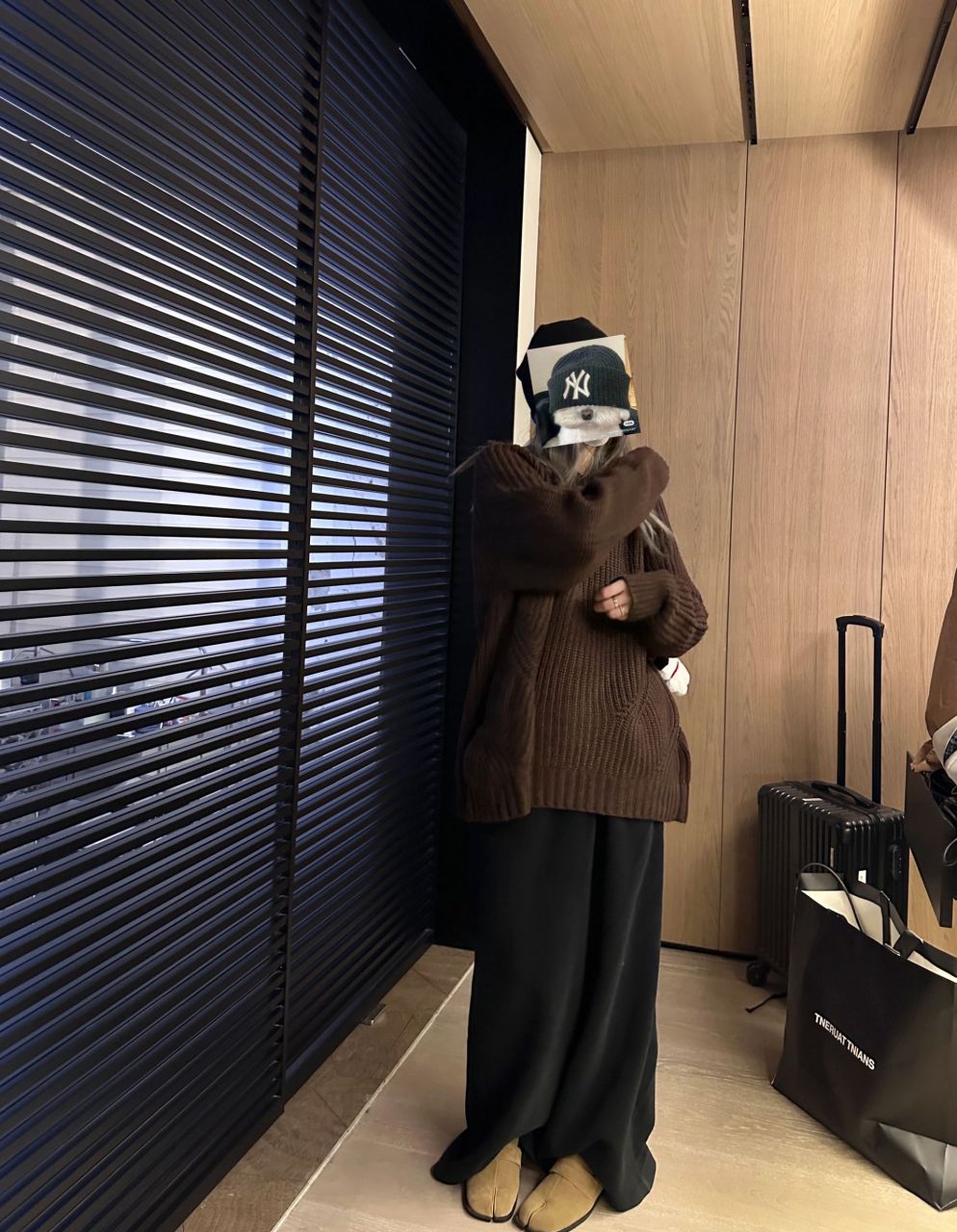 主打一个厚实和好看 美拉德系巧克力大毛衣,还有个黑色哦 宽松版,长度