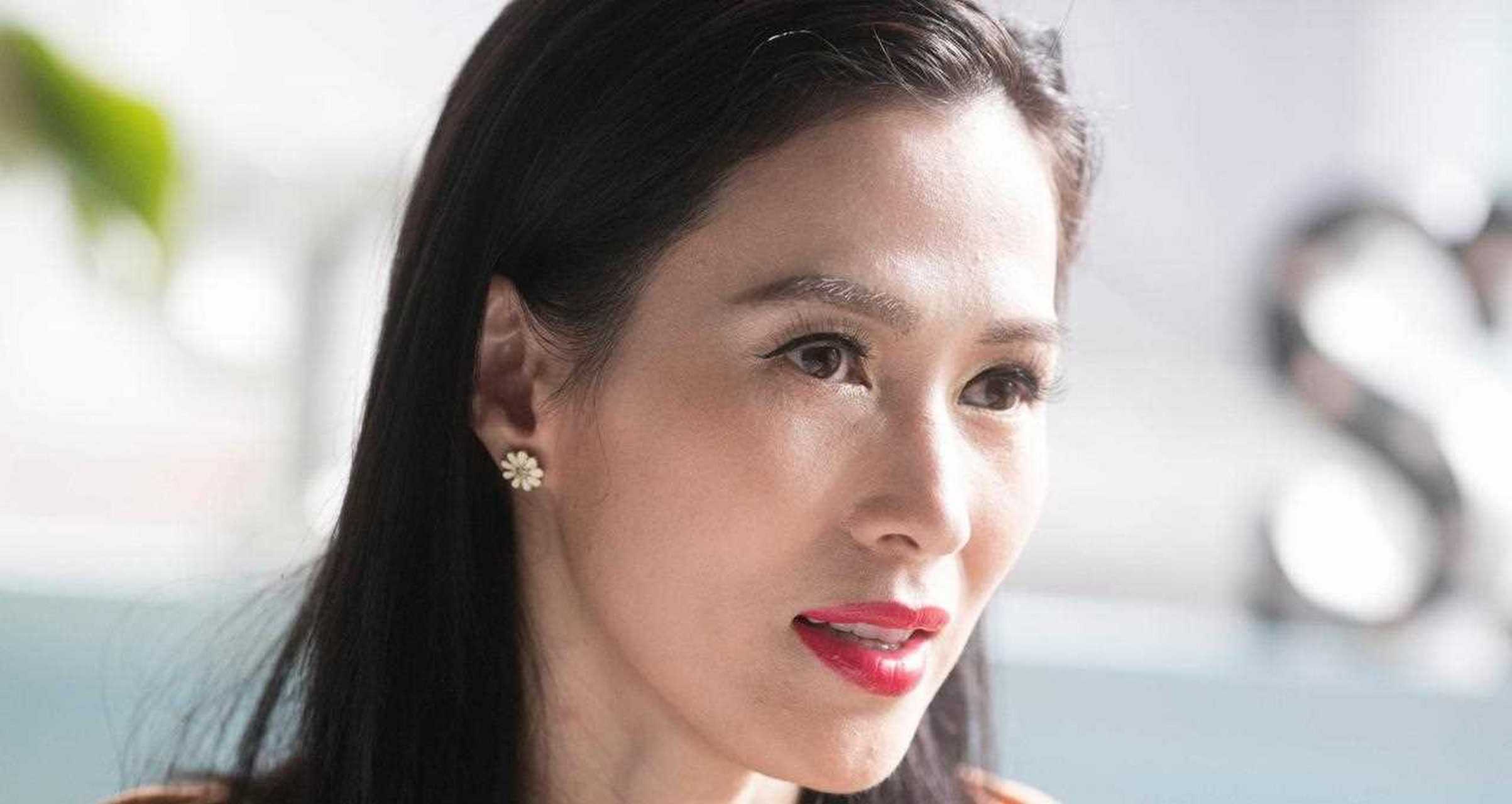 香港著名演员梁琤的照片,她今年已经52岁还是很有气质