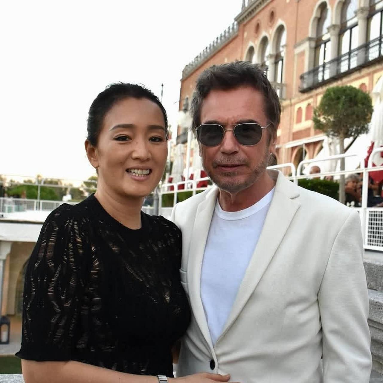 巩俐和老公合影,看上去很幸福[左捂脸]