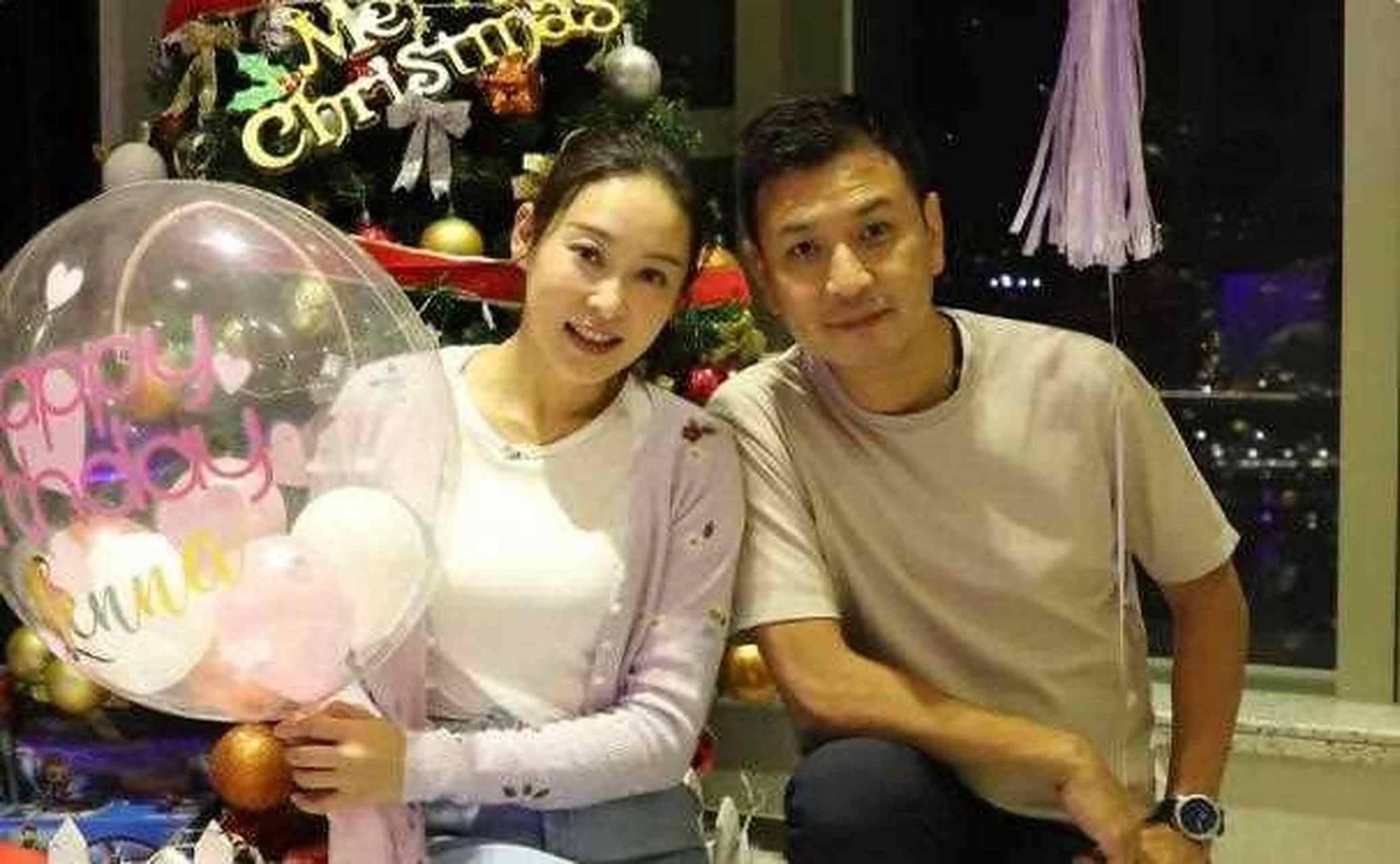 杨卓娜与富豪老公久违现身,只见她上身穿着开衫,下身搭配条纹图案半身