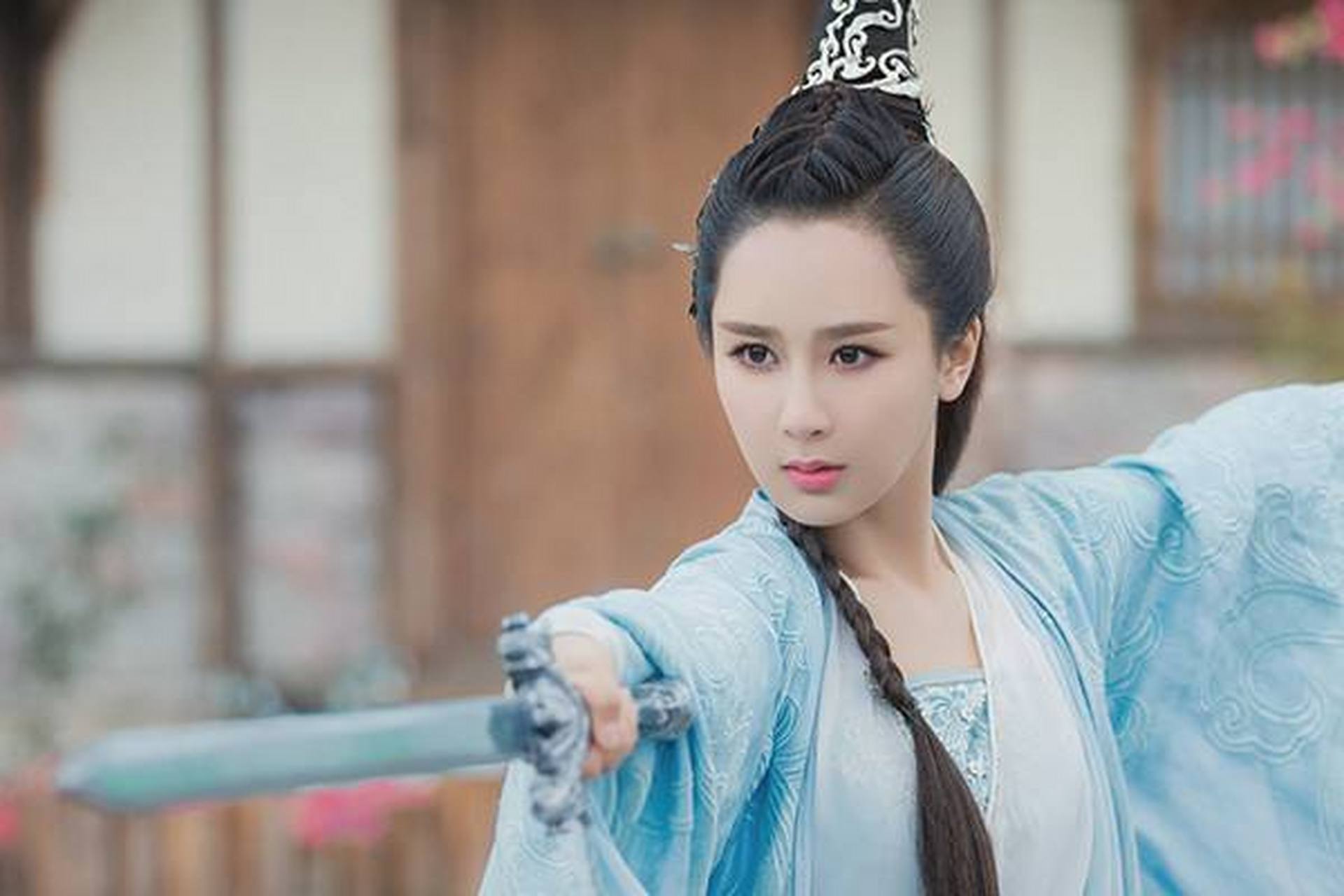 有一次,杨紫和节目组在农村拍戏,那边只有一个厕所,节目组的人一般看