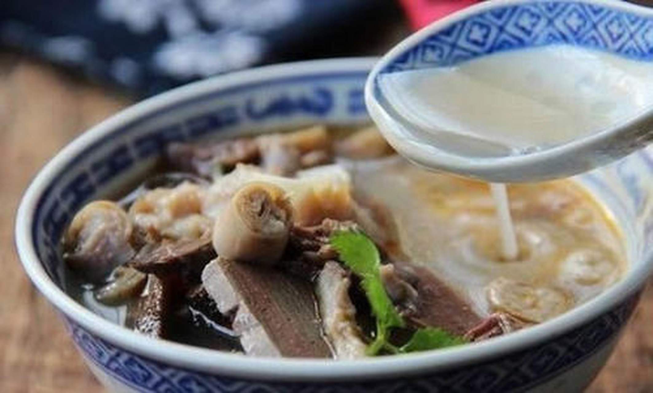 杂碎汤,牛骨熬制的高汤中,有牛羊头肉,肚条,心肝等本来不吃的杂碎,浓