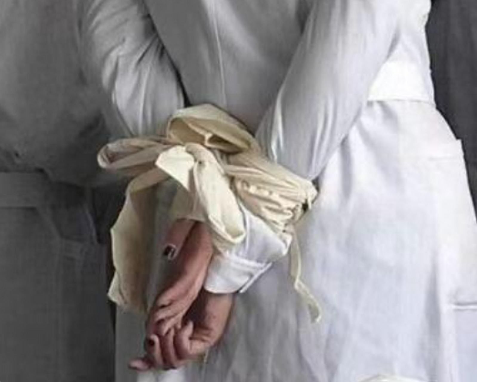 给她的手绑起来是几个意思?