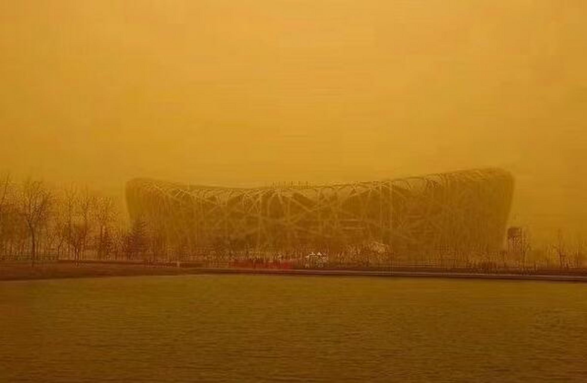 中国18省区市有扬沙或浮尘天气,北京发布沙尘暴黄色预警.