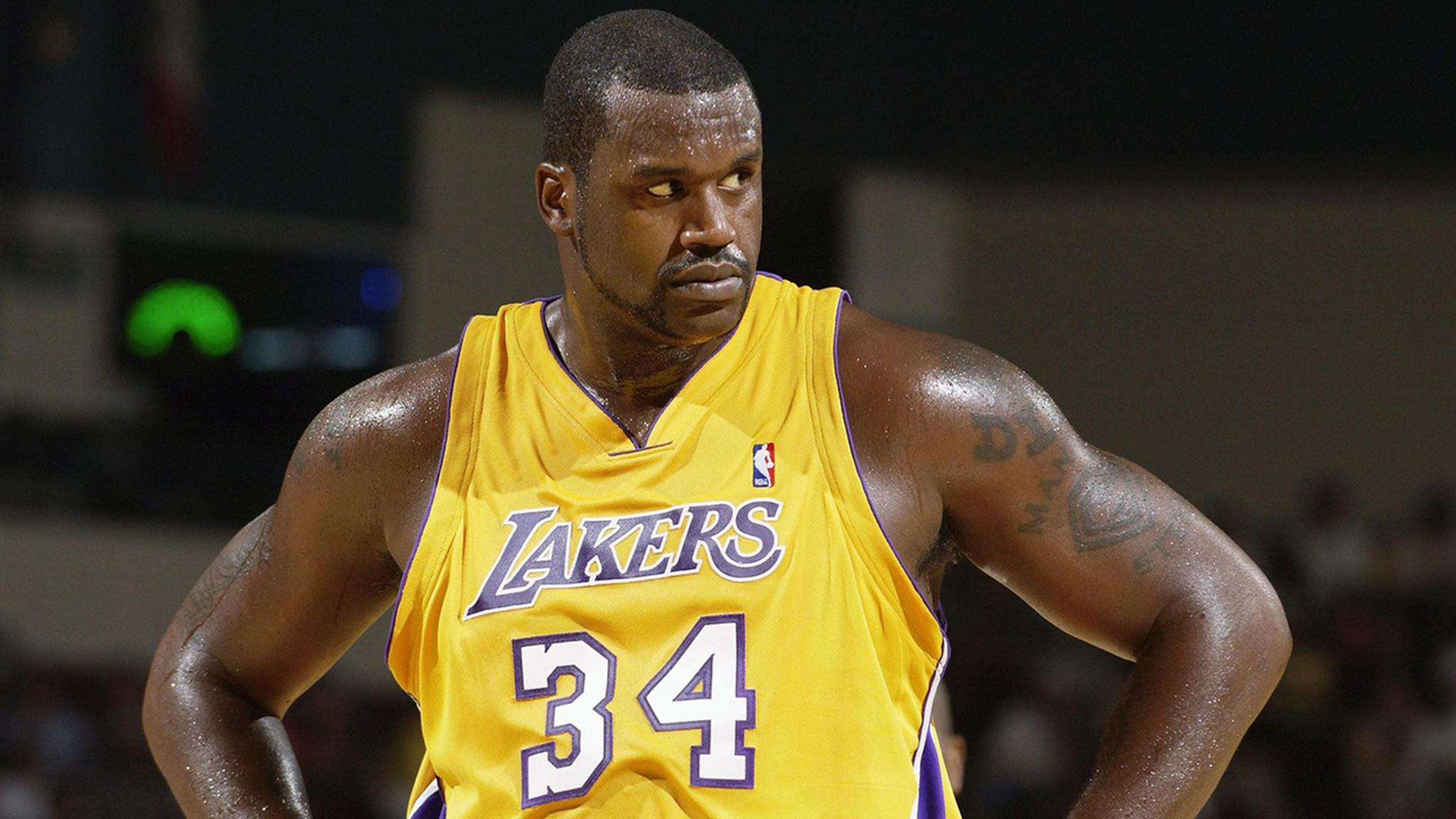 黄强歪谈体育认为,奥尼尔是nba历史上最优秀的中锋之一,他在篮球板