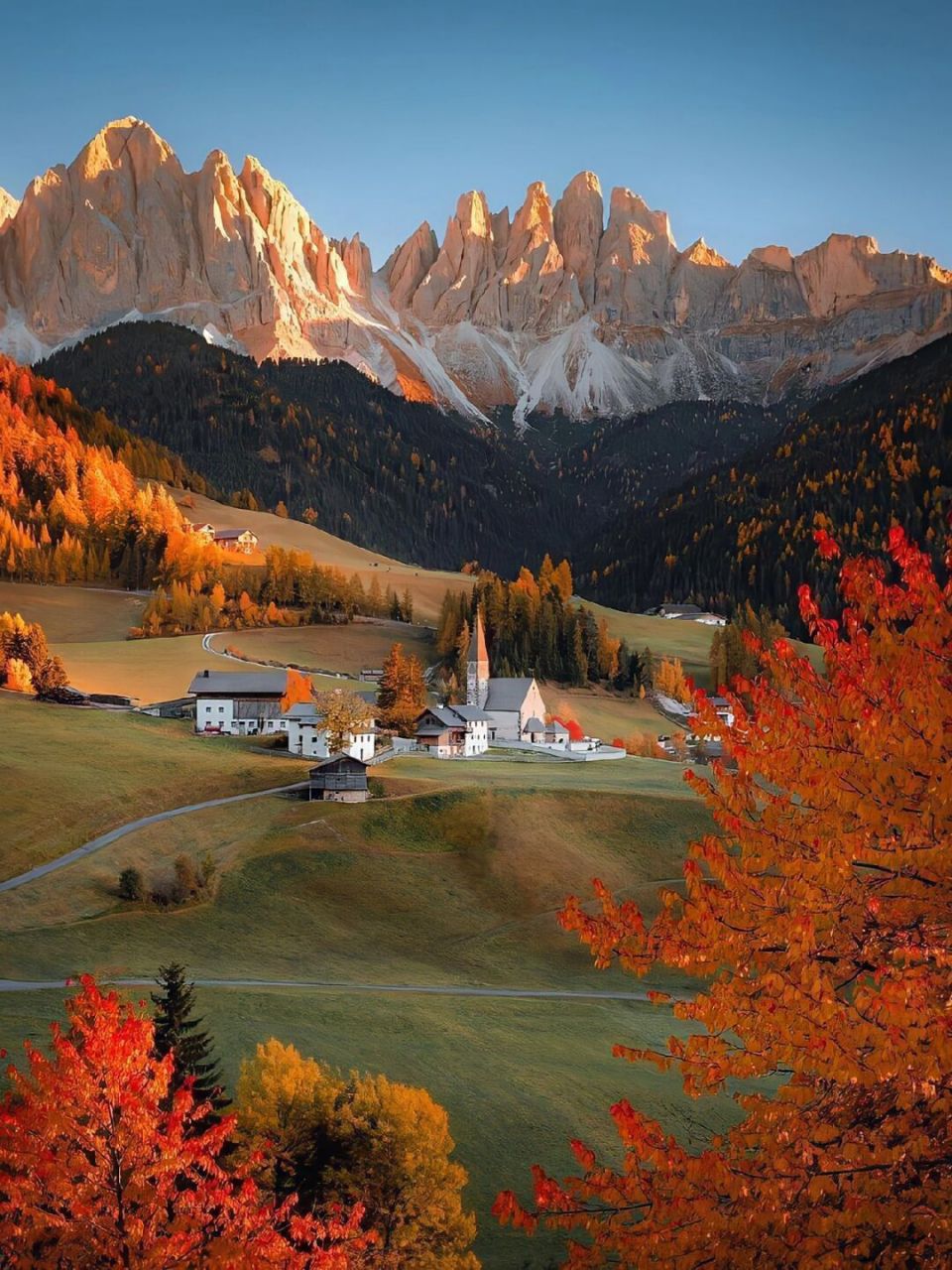 美丽的意大利多洛米蒂山脉  我站在山涧草甸中,木屋点缀在我的周围