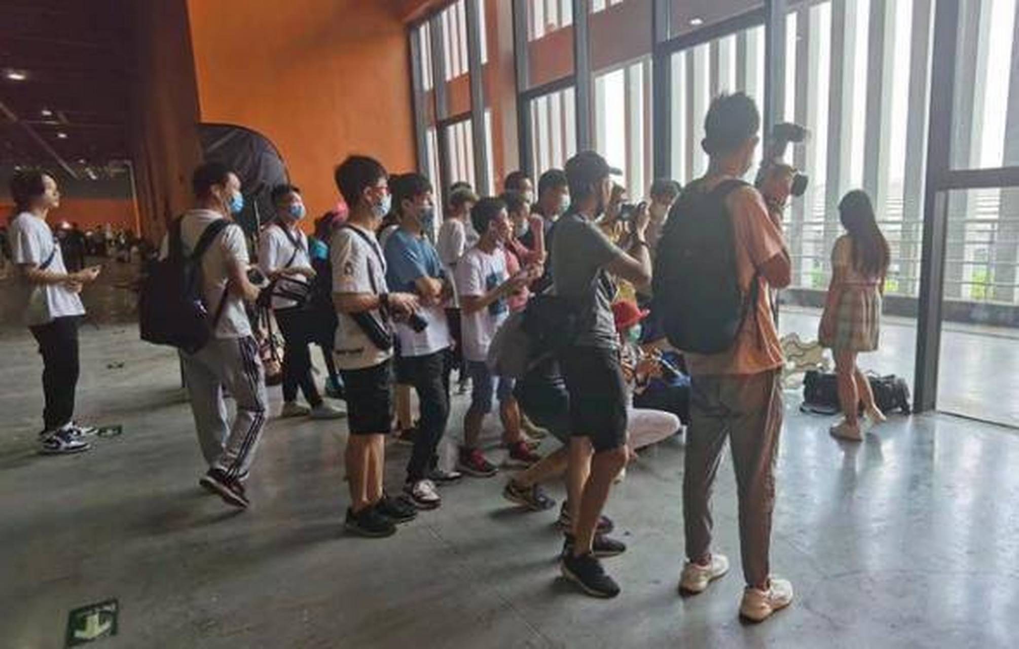 原本是一场二次元的盛宴,却因为16岁的jk少女小尤奈在广州漫展撩上衣