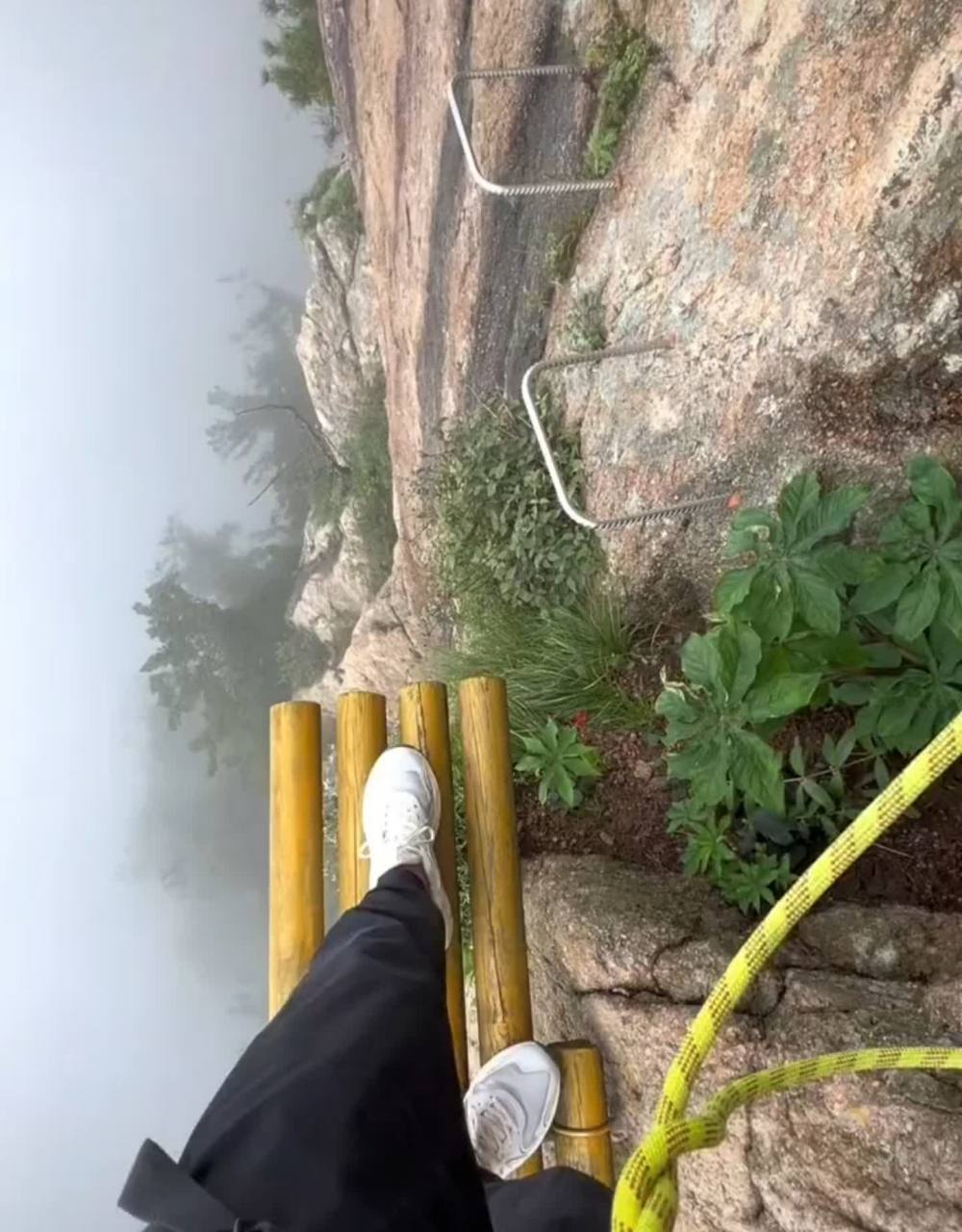 脚下有万丈深渊,鞋带一定要系紧,否则鞋子会掉下来,你就没有衣服穿了.