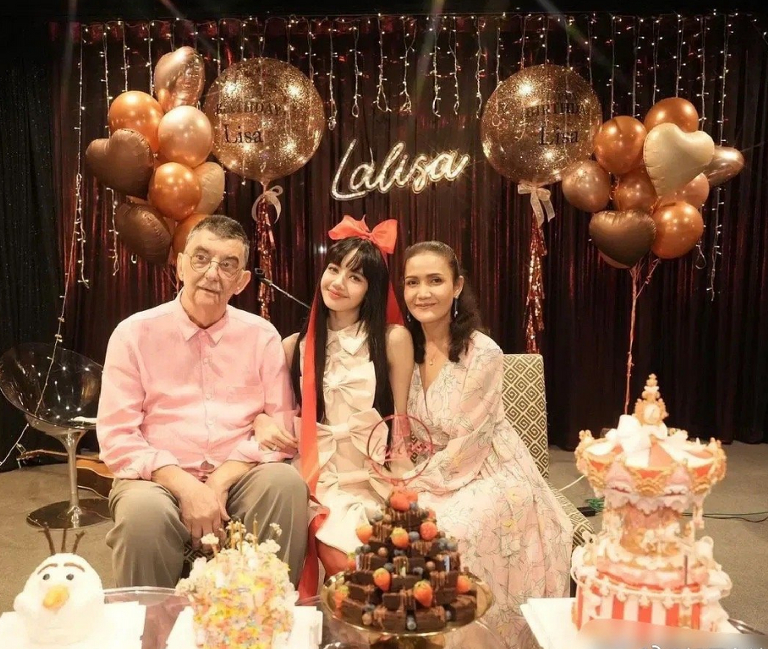lisa和爸爸妈妈一起庆祝生日