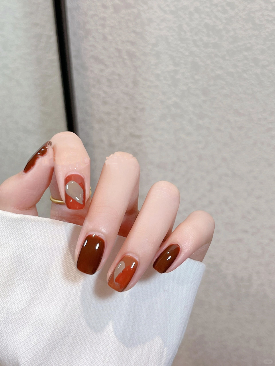 跳色涂鸦美甲   美拉德配色来啦 焦糖棕跳色 太适合秋天涂了吧