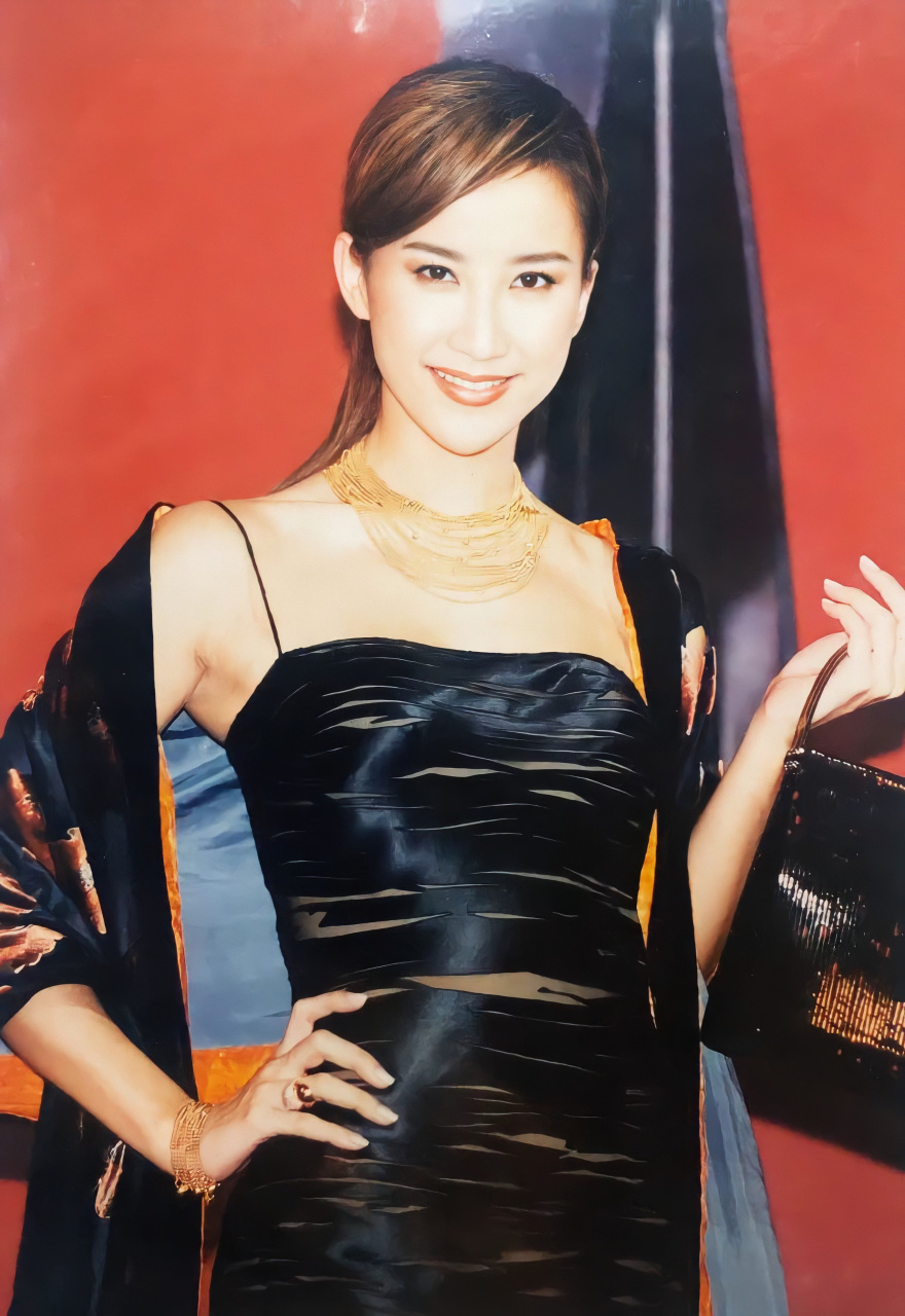 据悉,李玟因饱受抑郁症困扰,不幸在家中轻生.