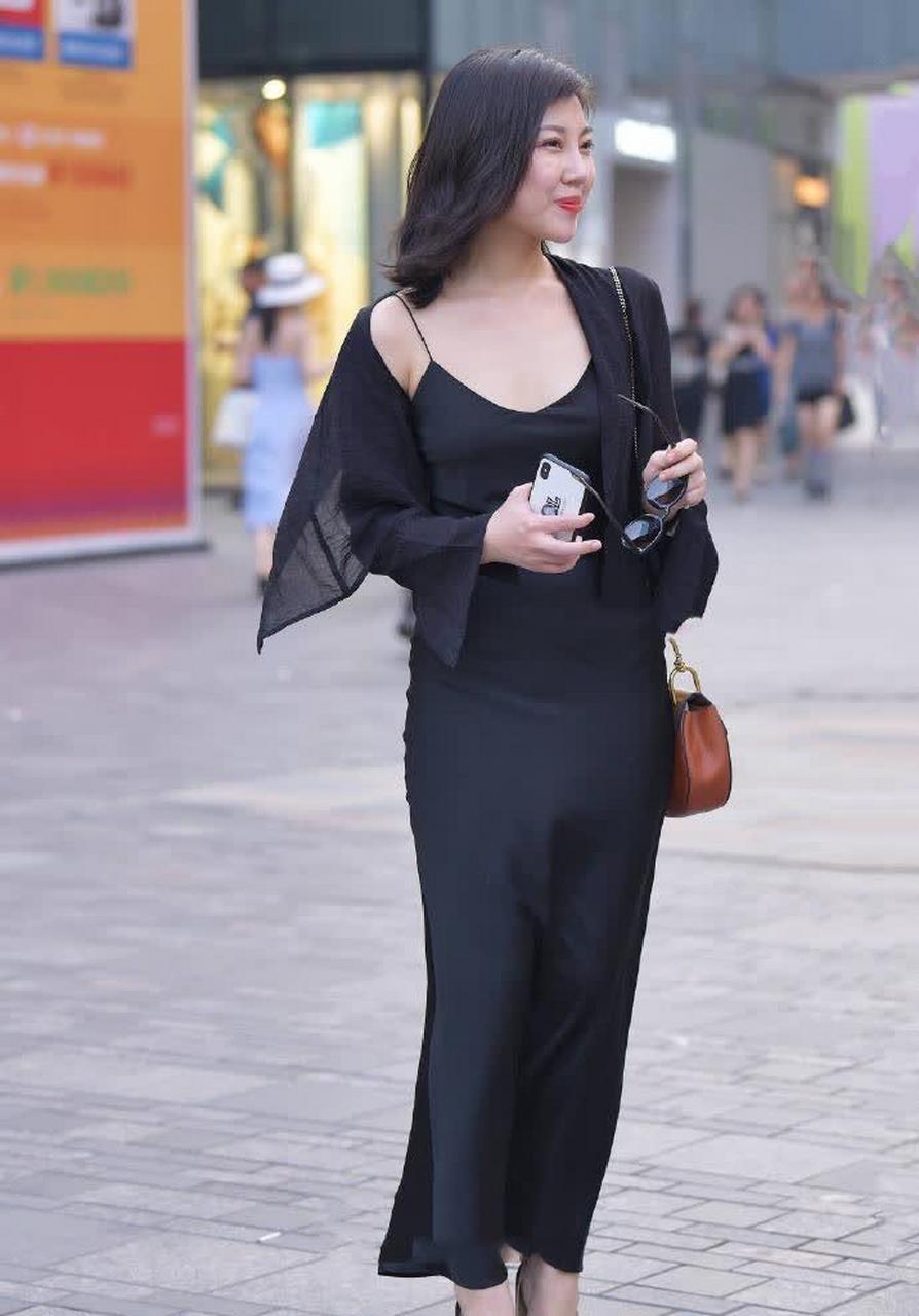 东莞街拍 超美一个美女结节 身材高挑 简单时尚又显窈窕身姿