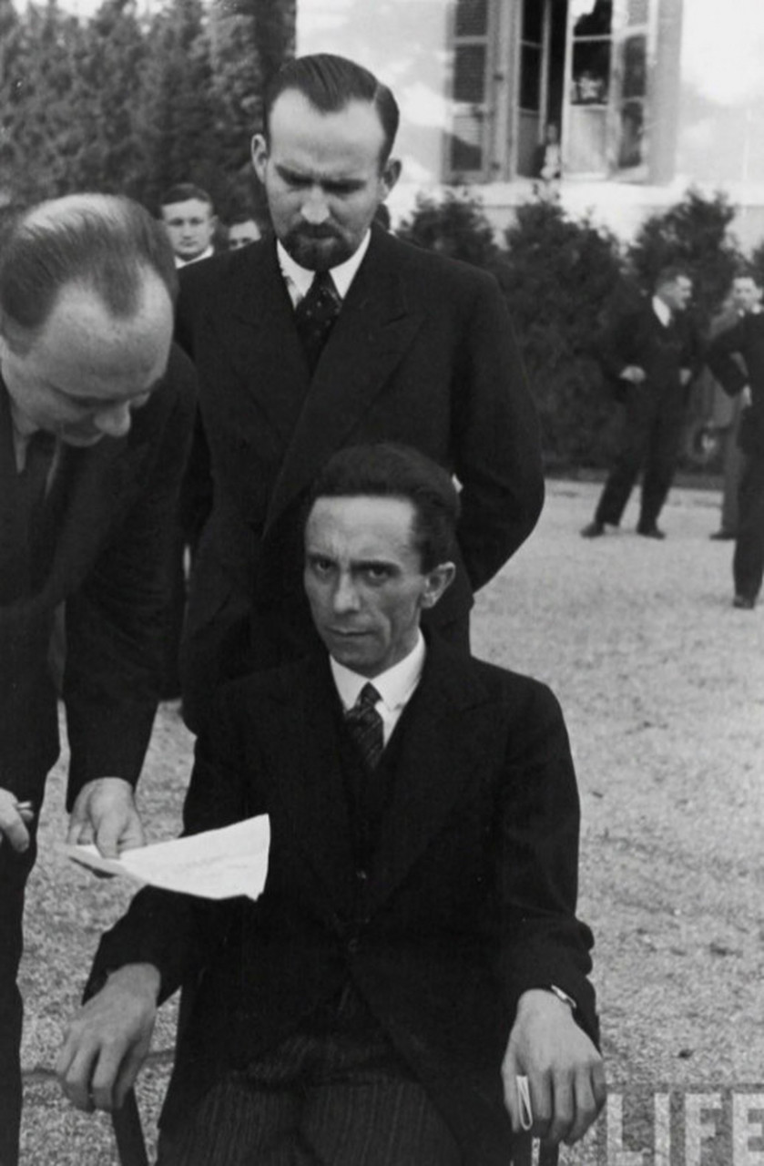 1933 年 9 月,日内瓦,戈培尔发现摄影师是犹太人时,他用可以杀死人的