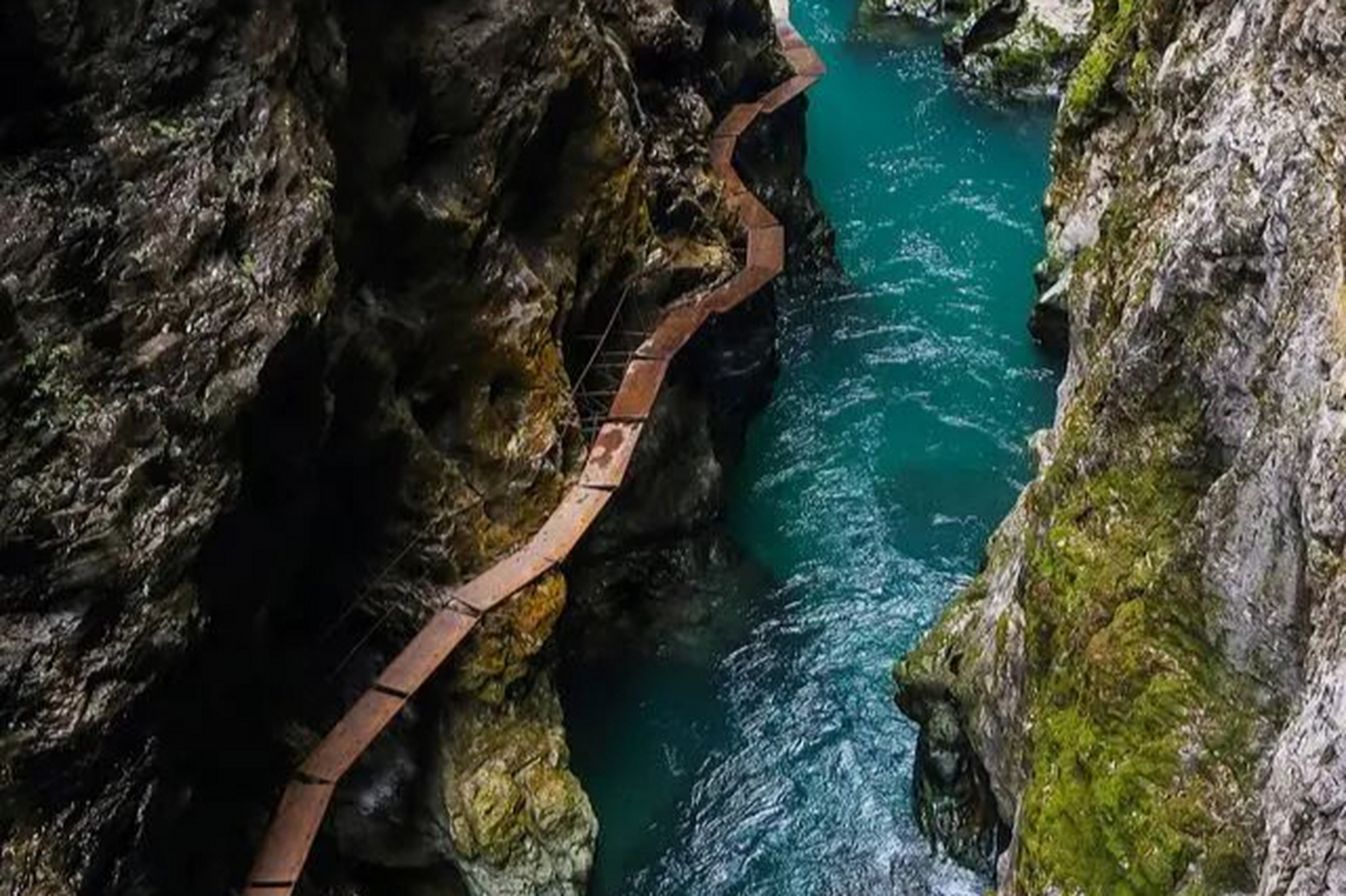 铜仁大峡谷位于铜仁碧江区和松桃县一带,有两个主要景区:铜仁大峡谷