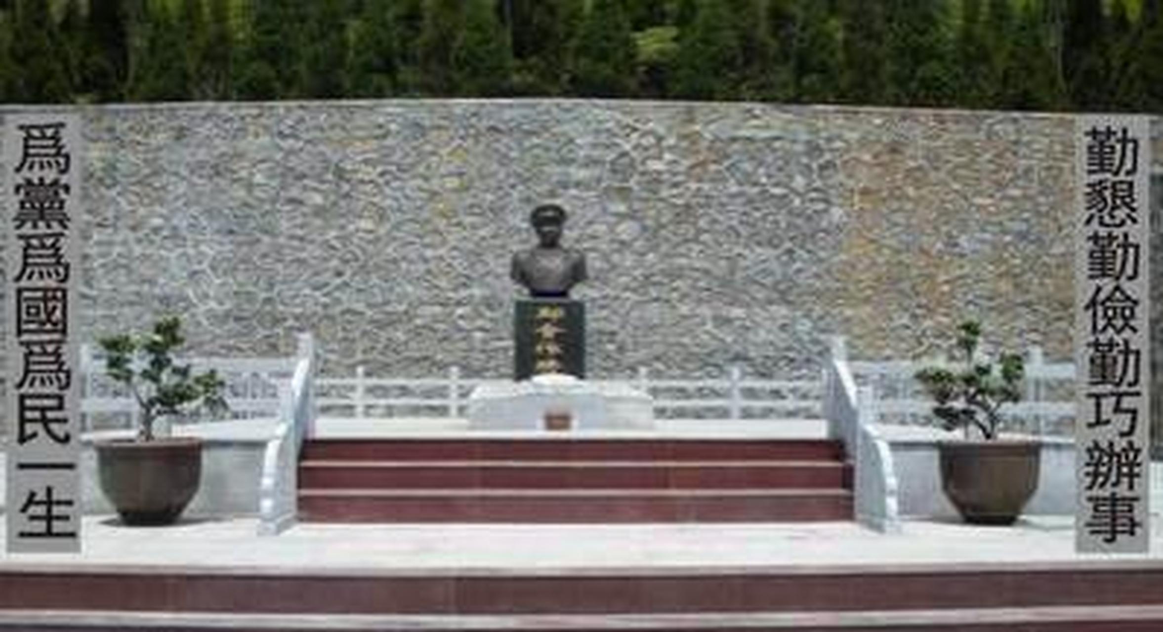 邱会作去世后,骨灰暂存在八宝山革命公墓.