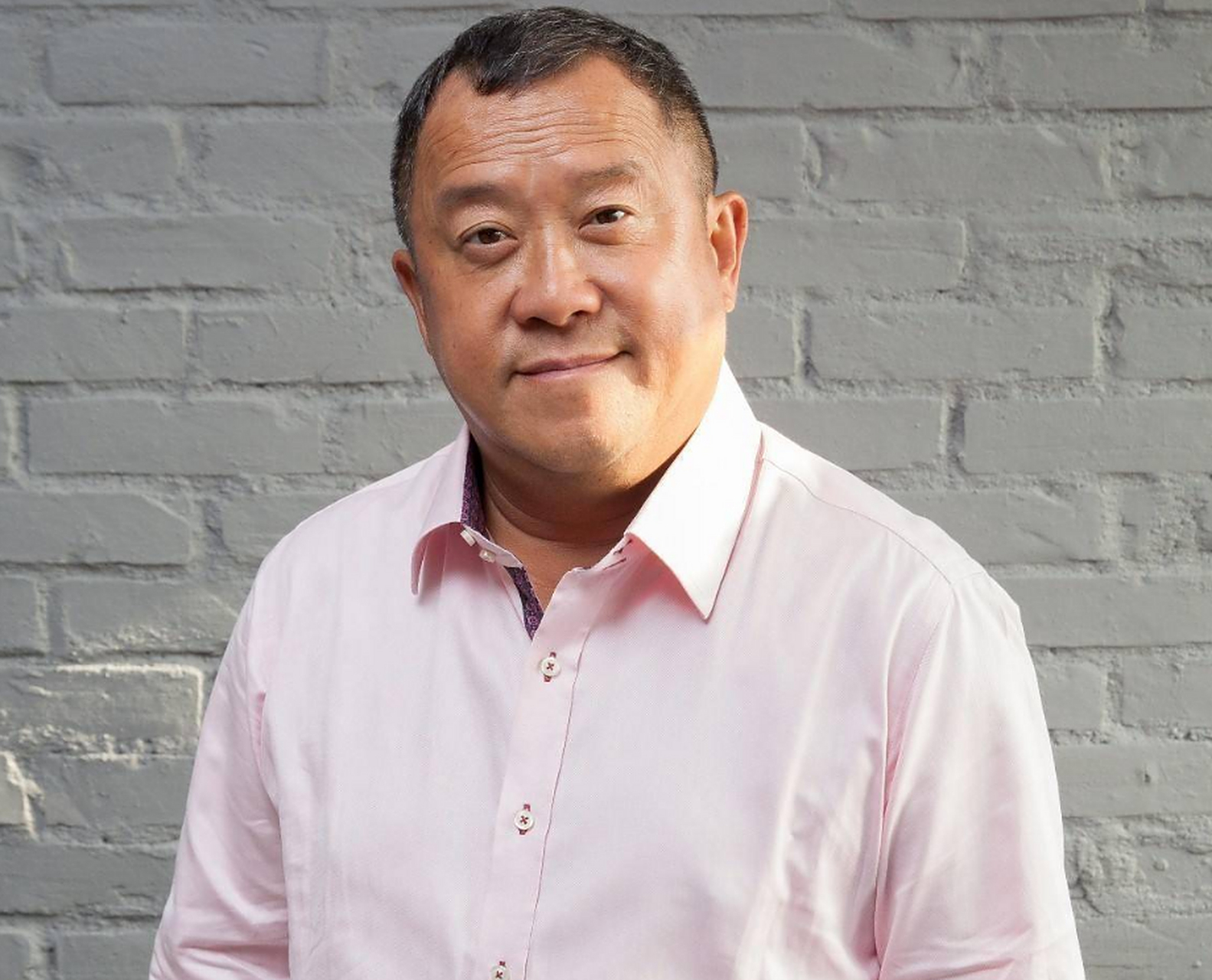 曾志伟和富婆美女私下聚会,半躺着笑得肉颤,女方坐角