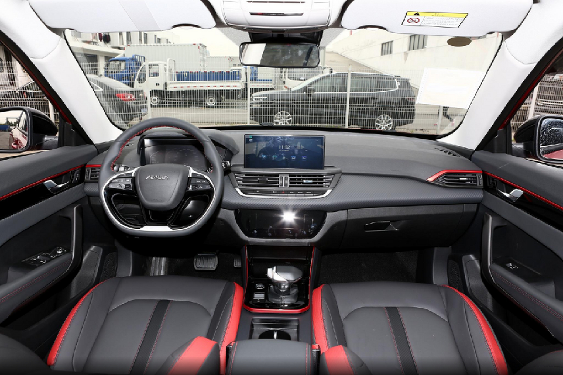 内饰方面,奕炫gs的中控台采用了碳纤维纹路饰板进行装饰,搭配多处亮