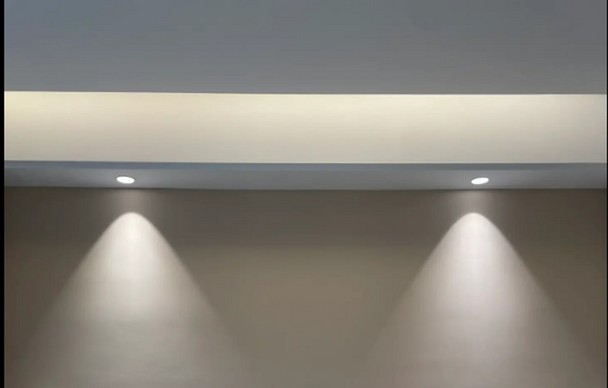 用的都是4000k中性光,打在背景墙上特别好看,这种光线既满足照明需求