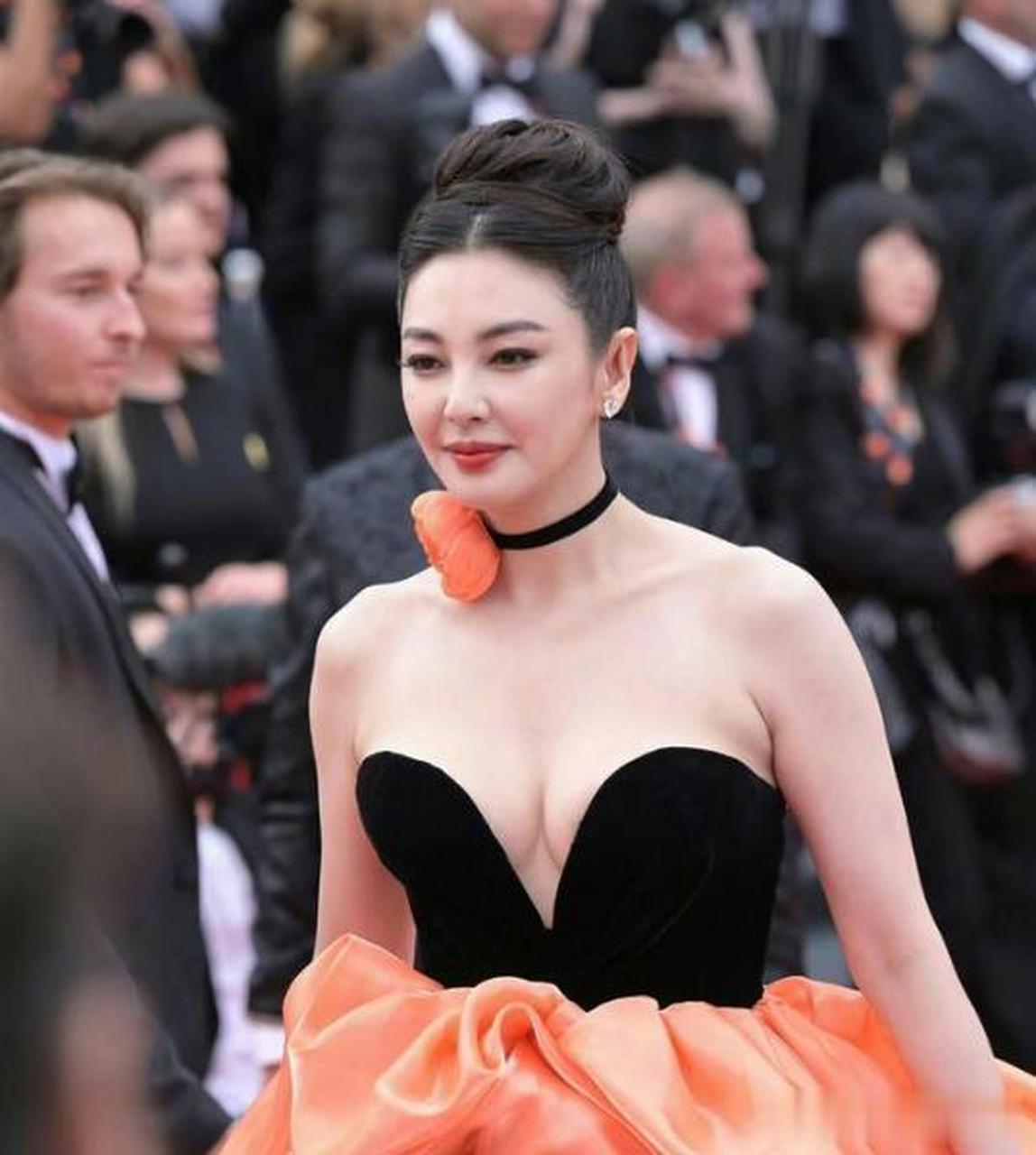 张雨绮:排到巴黎的男朋友 解散了张雨绮亮相戛纳开幕,一身黑色性感