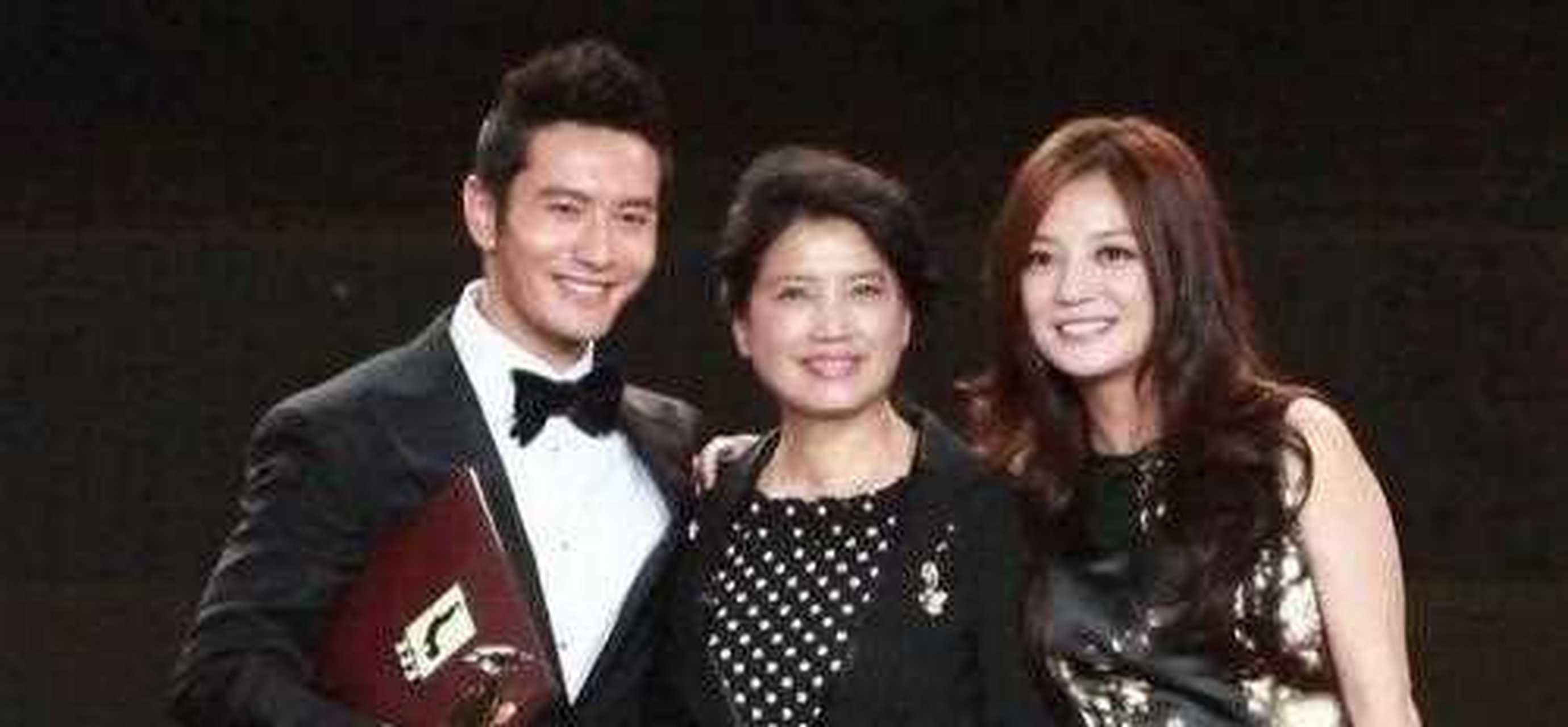 当被问到赵薇,陈坤和黄晓明,她认为谁最刻苦时,崔新琴的答案是黄晓明