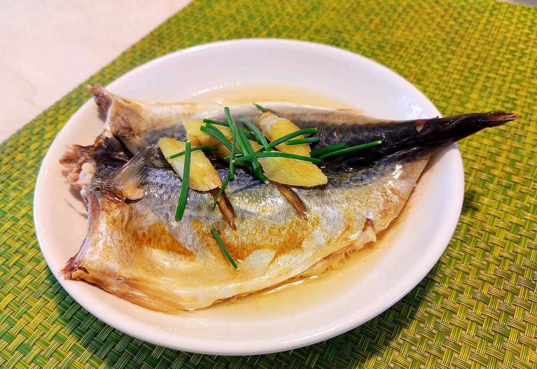 杭州人家的中饭来了…… 青蒸爆腌青占鱼……青占鱼洗净沥干,抹上薄盐