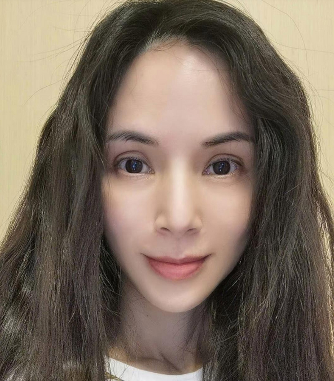 李若彤晒自拍照,头发披散着发量特别浓密,眼窝随着年龄的增长也越来越