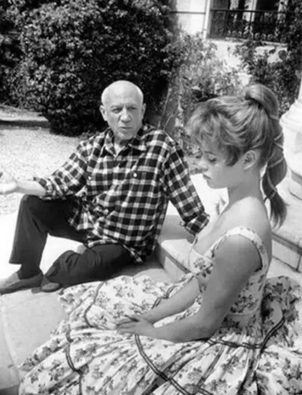 两人坐在庭院的台阶上,"情场老手"毕加索不知道对碧姬·芭铎说了些