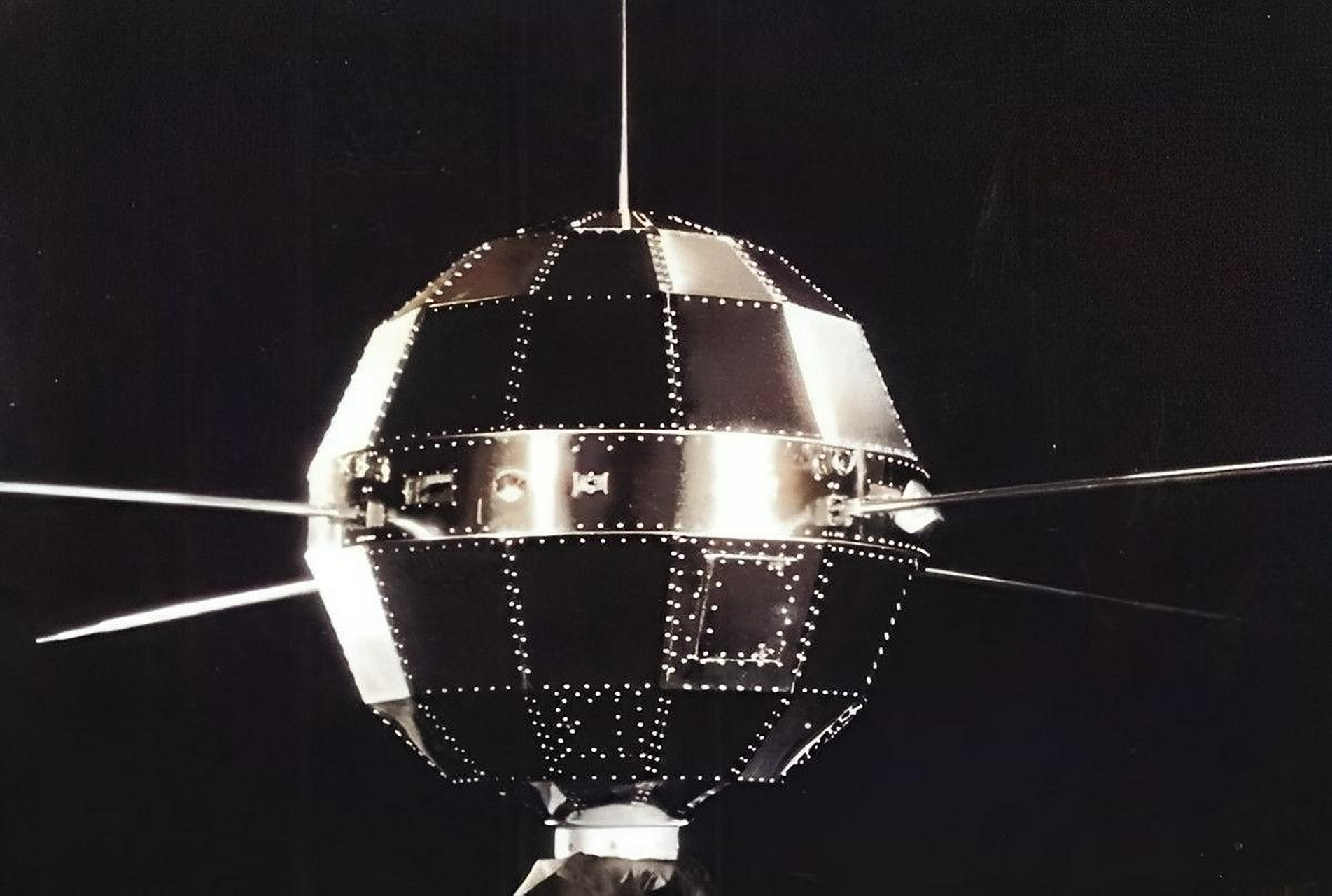 1957年,苏联成功发射了一颗卫星,引起全球轰动.美国也发射了一颗卫星.