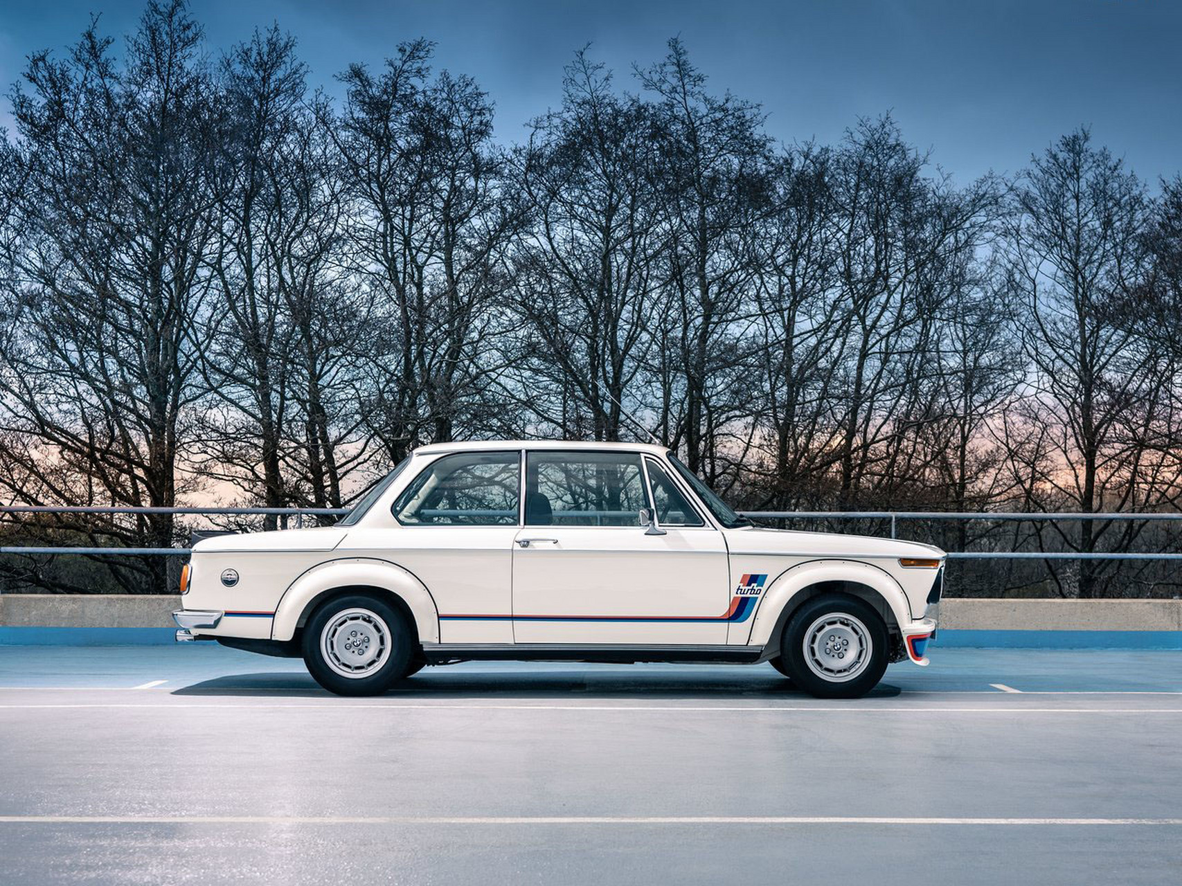 bmw 2002 turbo,它是bmw历史上的首款涡轮车,极速能达到211km/h.然而