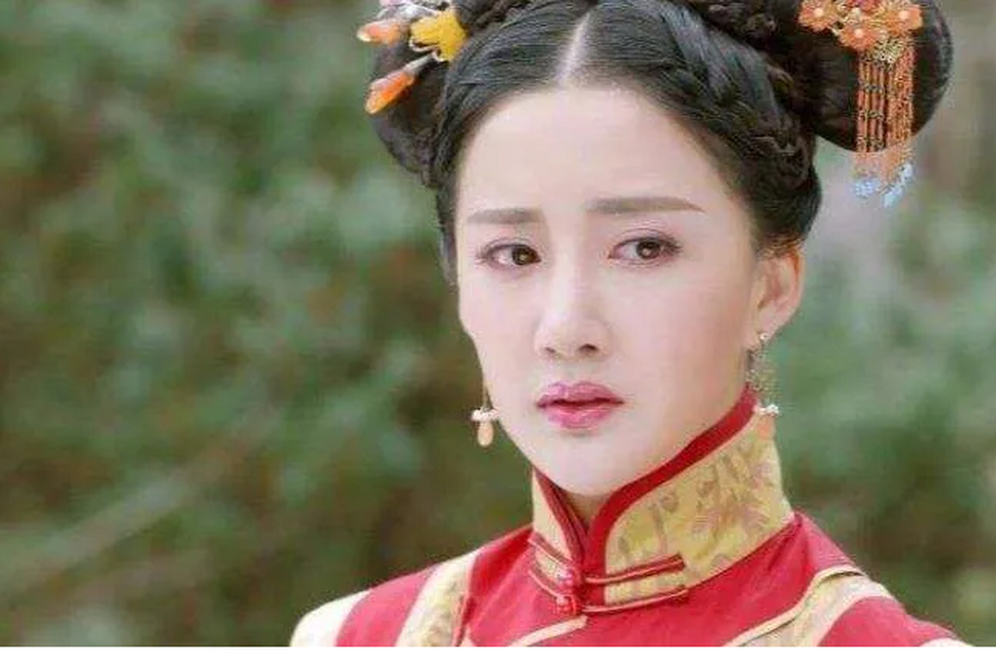 1626年,努尔哈赤病逝,皇太极等人闯入福晋阿巴亥宫中说:"父汗遗命让你