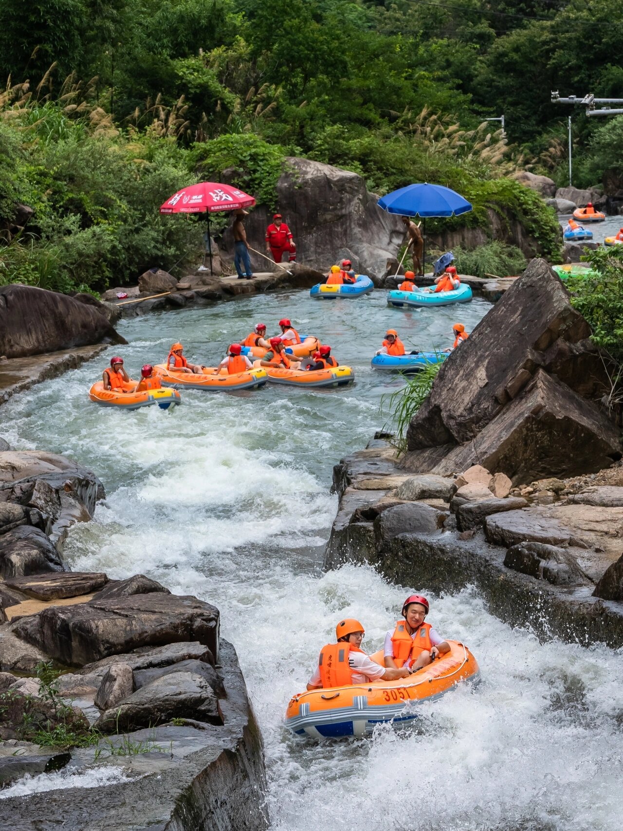 在热浪不断的日子里,玩水漂流才是头等大事