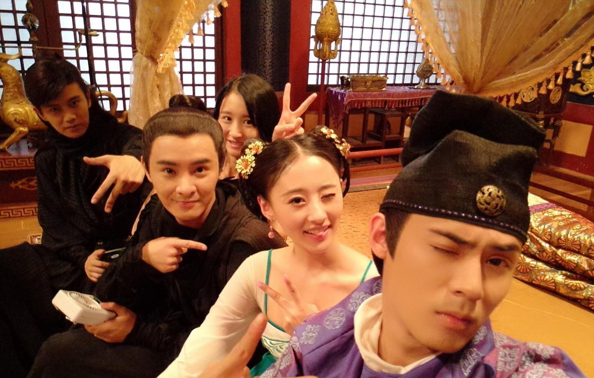 你没看错,片尾红裙戴耳机的美女就是任嘉伦的老婆聂欢.