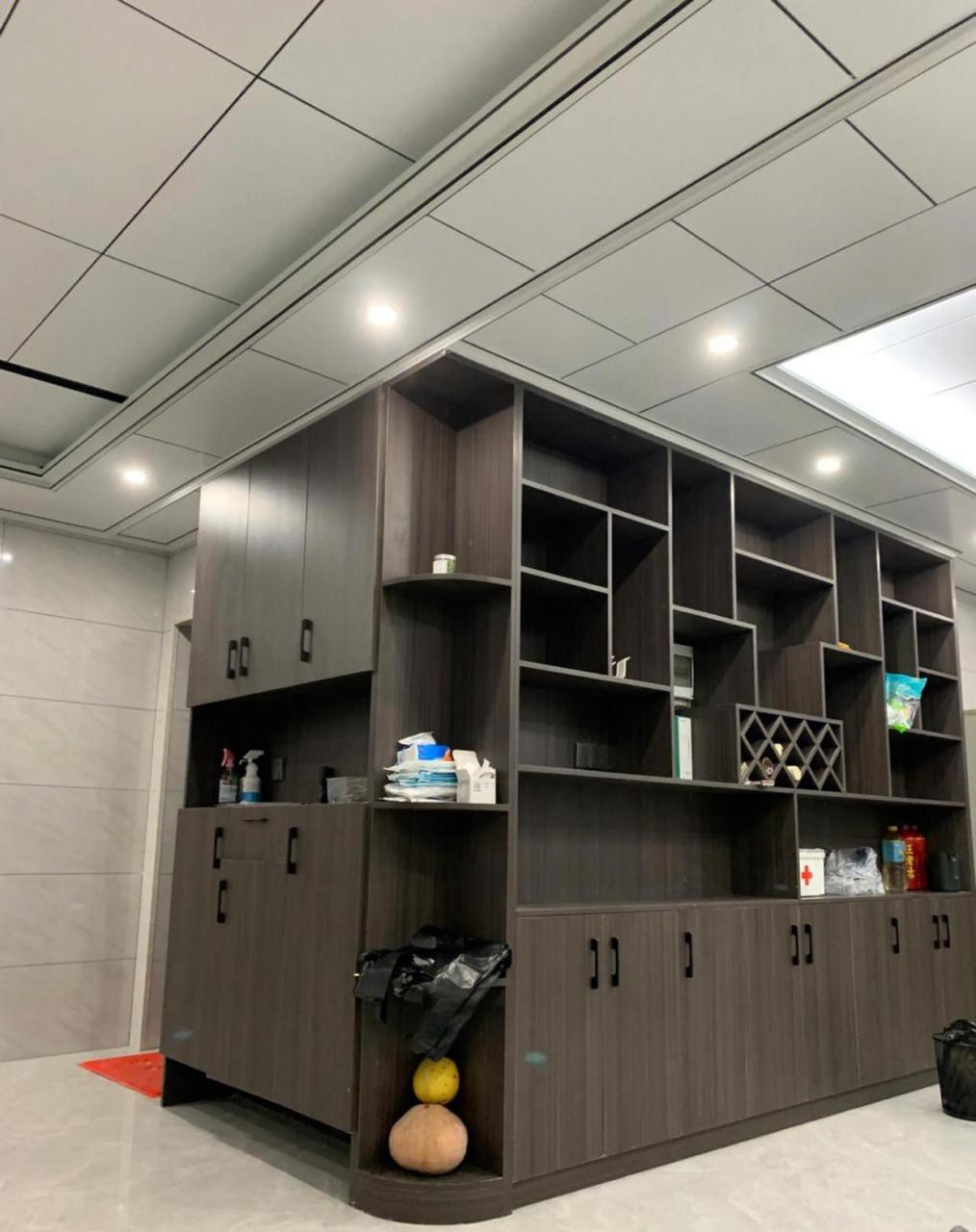 开放格做太多了,柜体颜色也大面积用的深色, 朋友说太土了,重做吧.