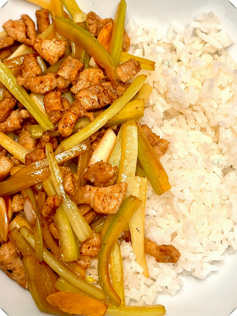 这道盖饭的主要食材有五花肉,芹菜