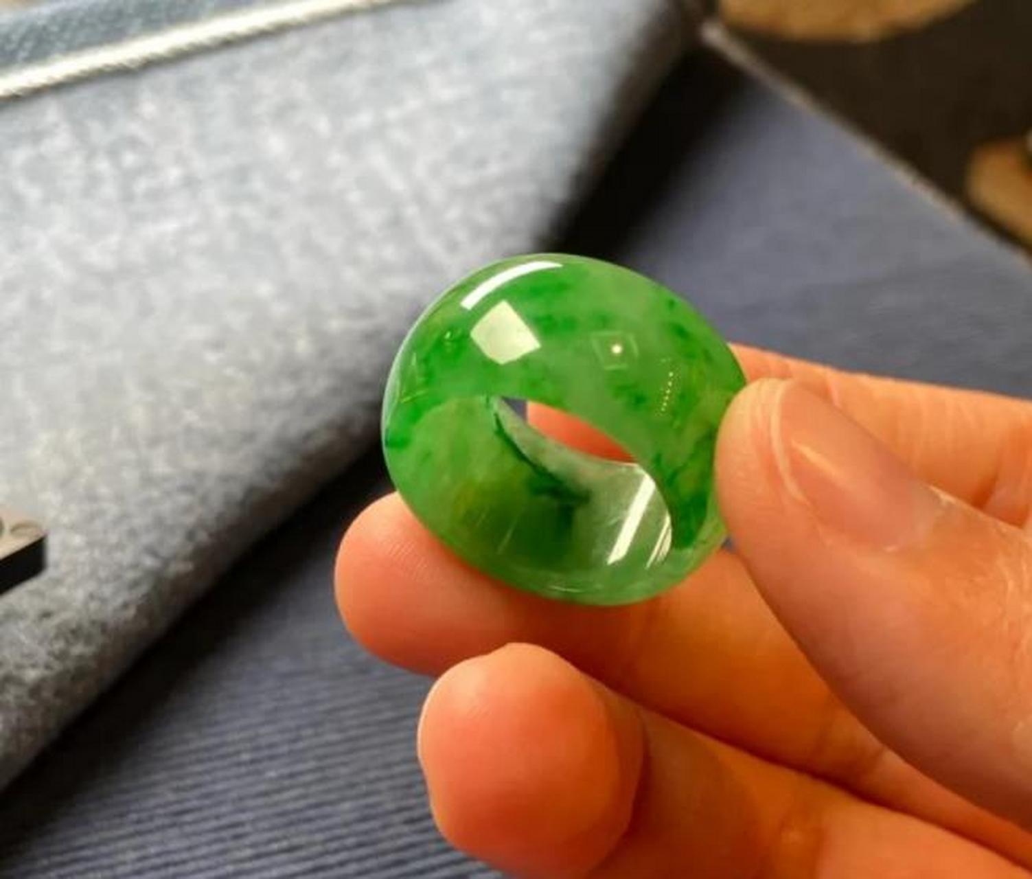 玉缘儿翡翠##点击头像看直播# 翠友的翡翠扳指到手了,宽版阳绿 色辣