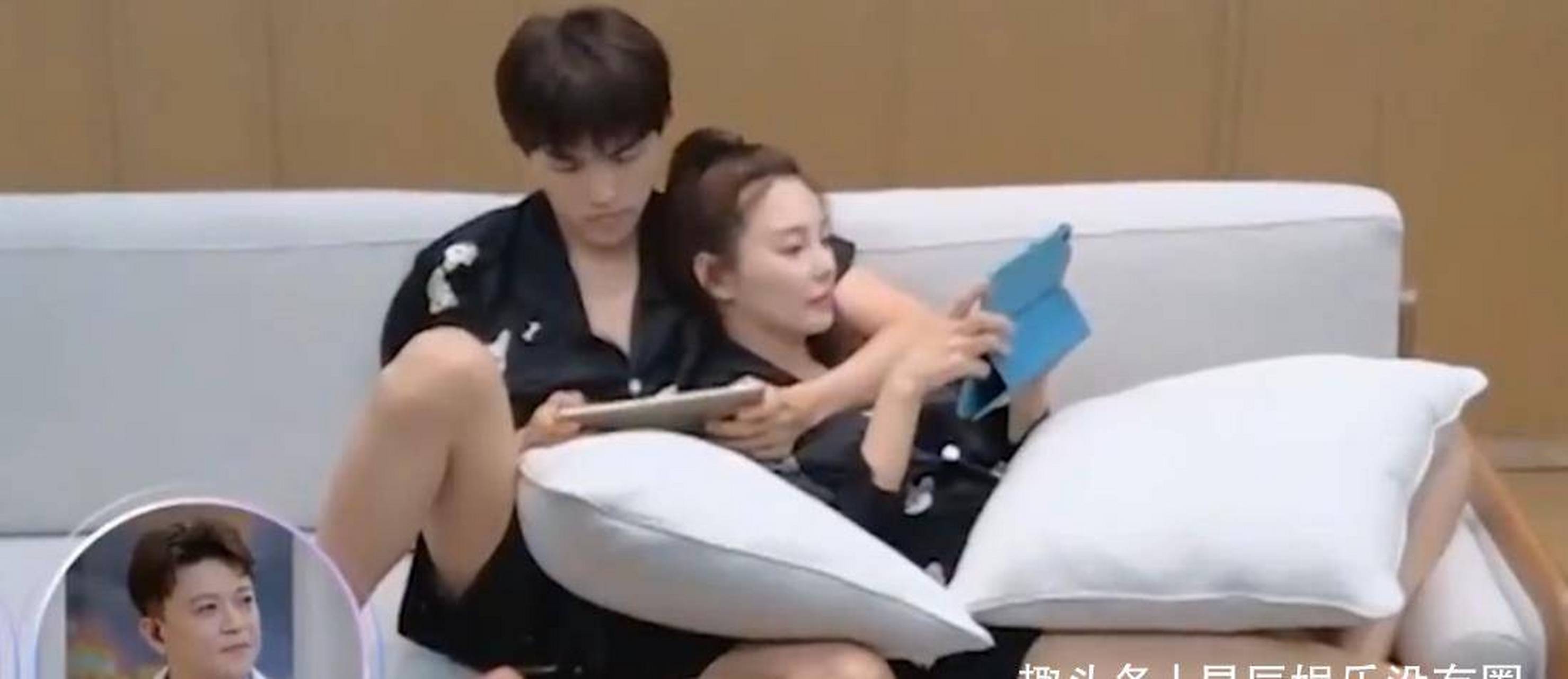 张雨绮和小8岁男友接吻!穿情侣睡衣躺沙发依,贴身跳探戈显甜蜜 .