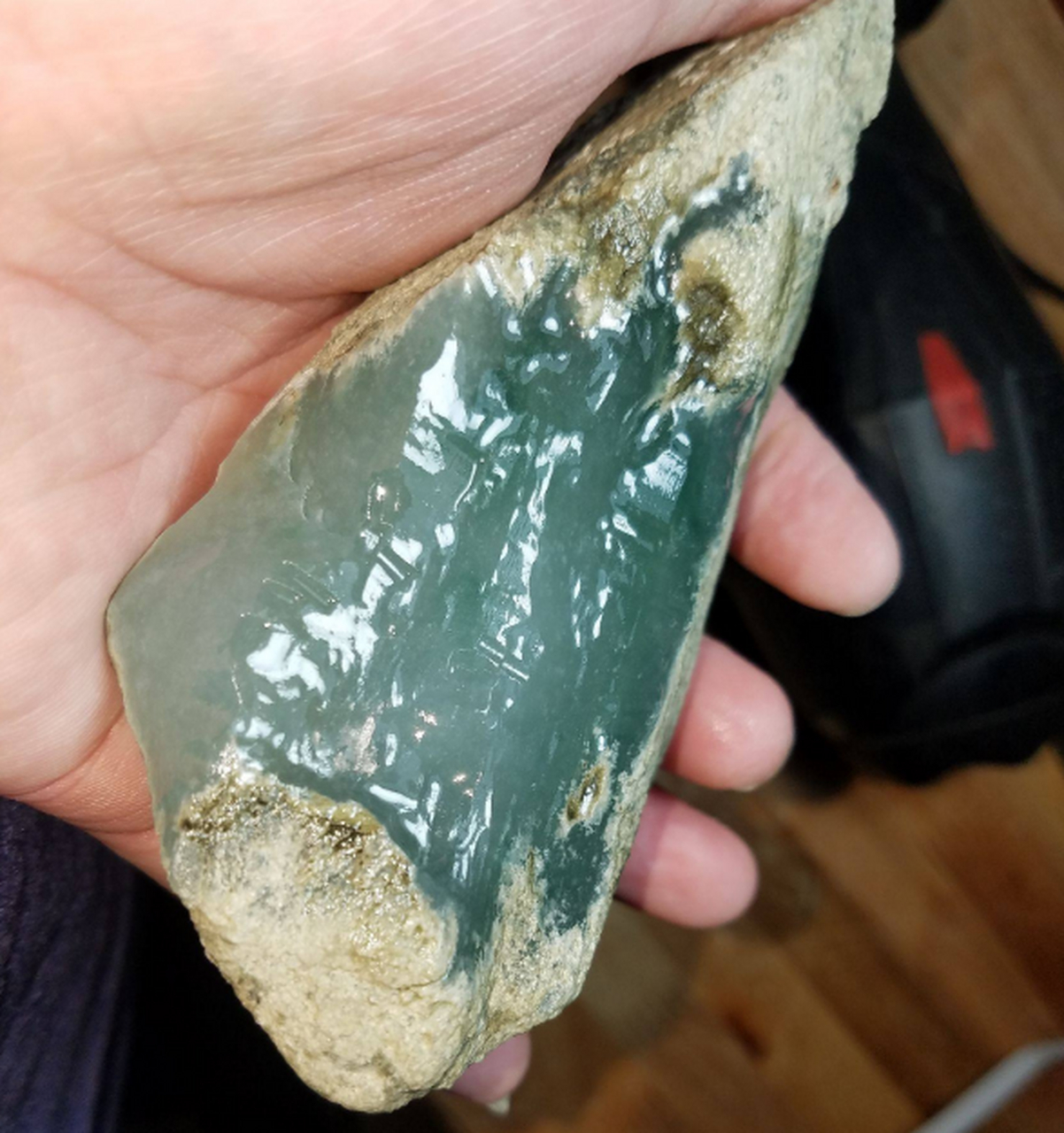 其中有一种白盐沙皮壳,主要产自莫西沙场口,属于古河床头层翡翠赌石