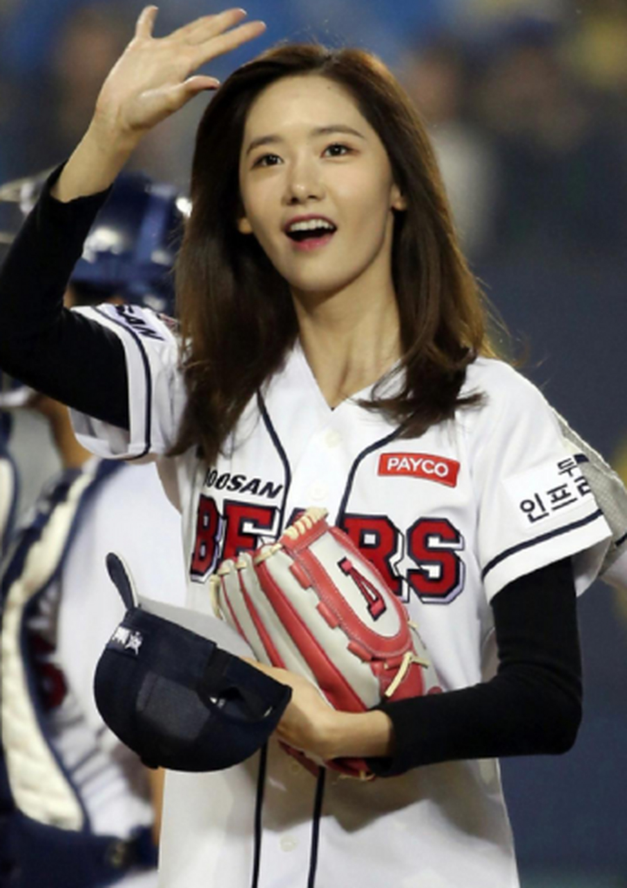 林允儿棒球开球照,谁不喜欢青春活力的美女呢!#林允儿