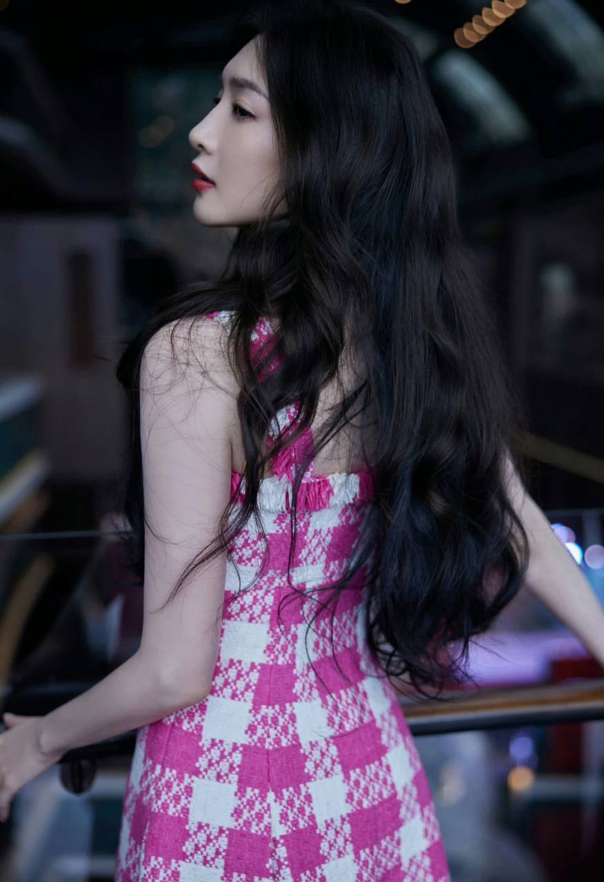 江疏影吊带裙显腿长[汗]