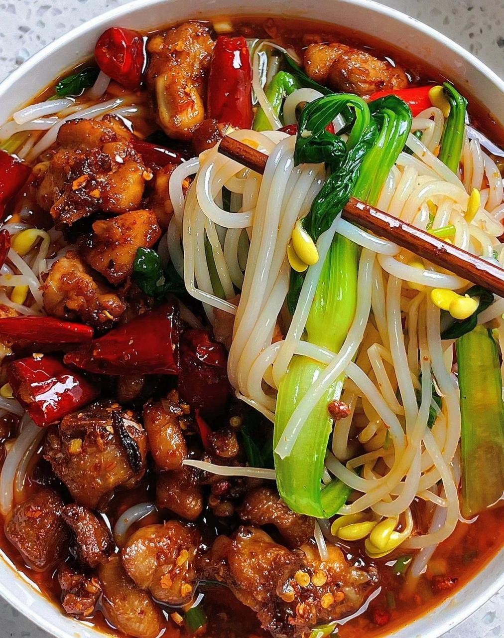 辣子鸡米线? ?做法: 1?