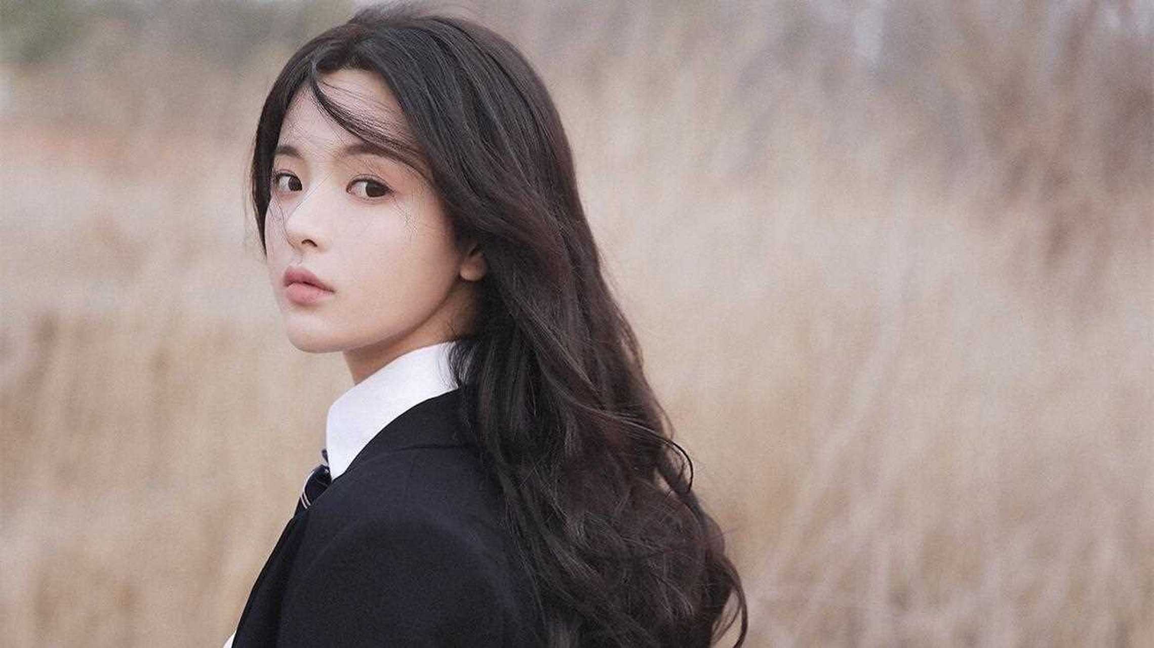杨超越回应闻袜子行为:仙女的脚不会臭.哈哈哈!谁还没闻过自己的袜子!