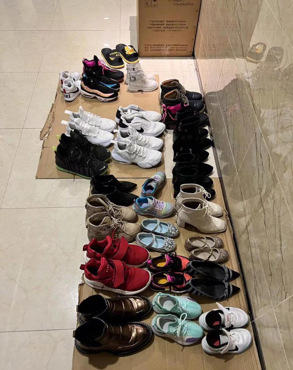 [吃鲸]邻居在公摊区域摆放了一堆鞋子? 遇到这种情况怎么办?