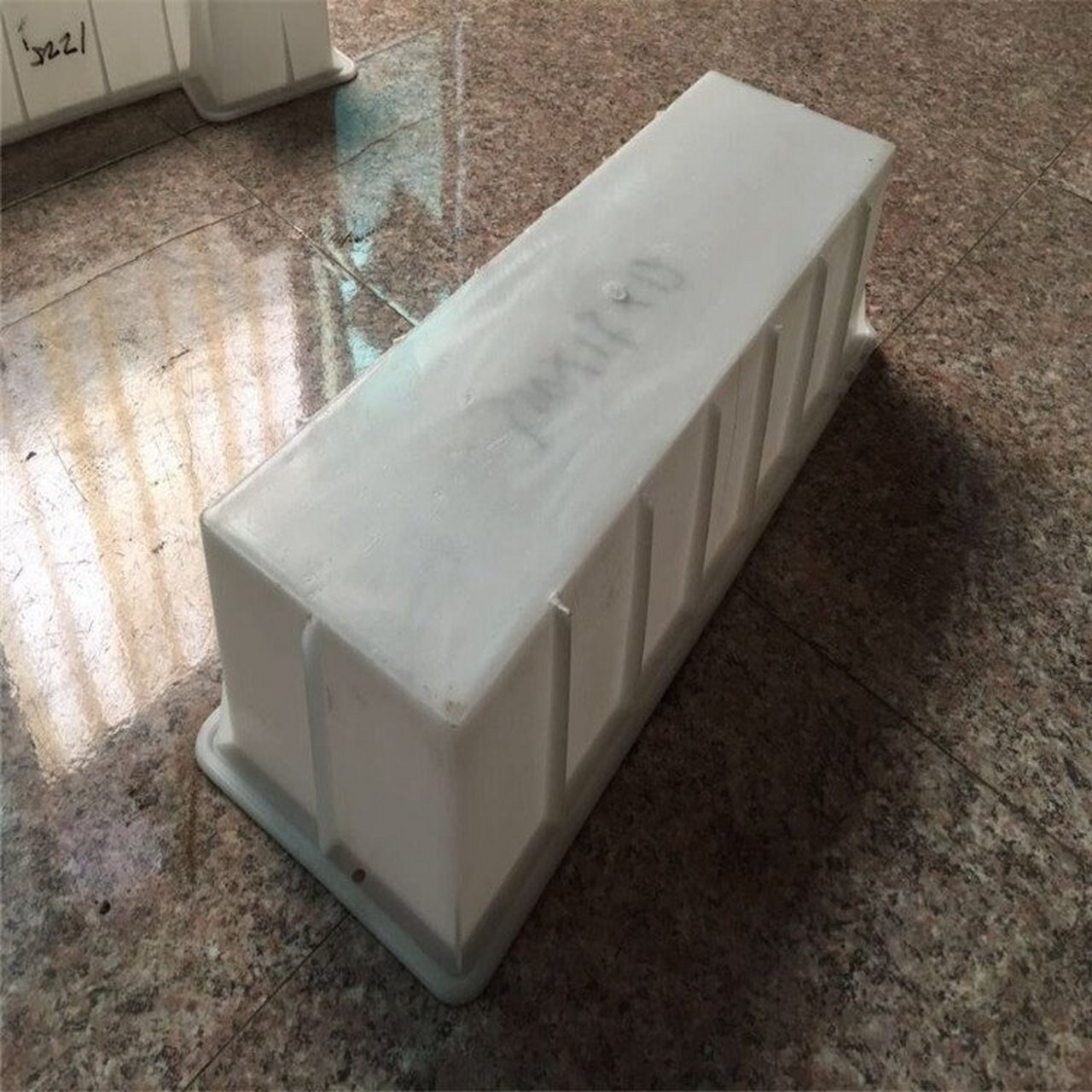 路沿石模具是用来生产水泥预制路沿石的模具模型