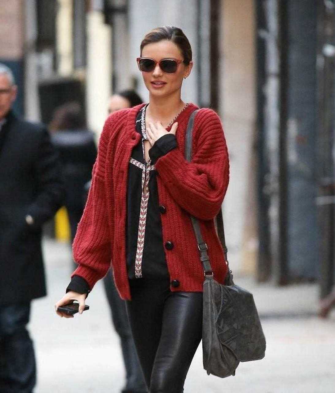 超模米兰达·可儿气质真优秀,毛衣也能穿出高级质感,不愧为世界超模.