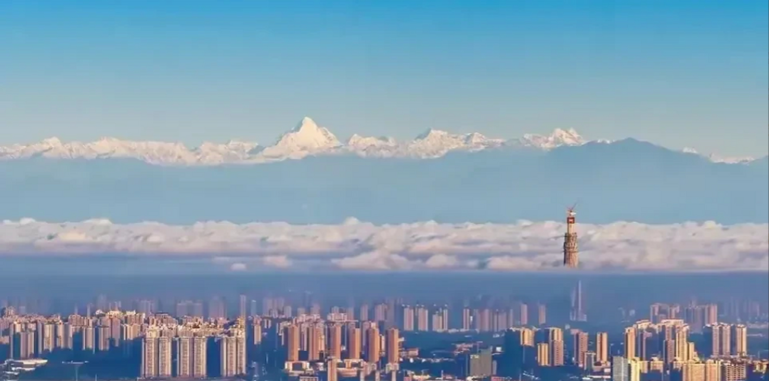 天地之间,成都平原的天幕之中,海拔超过7000米的雪山,让成都2000万人